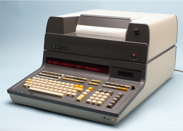 Calculador programable HP9830A, del Departamento de Electricidad y Electrónica, incluyendo en su parte superior la impresora HP 9866 Para su tiempo contenía una gran capacidad de memoria central: unos 3 KBytes ampliables a cerca de 8 KBytes. En la parte frontal derecha puede verse una unidad de casete que se utilizaba para almacenar los programas BASIC