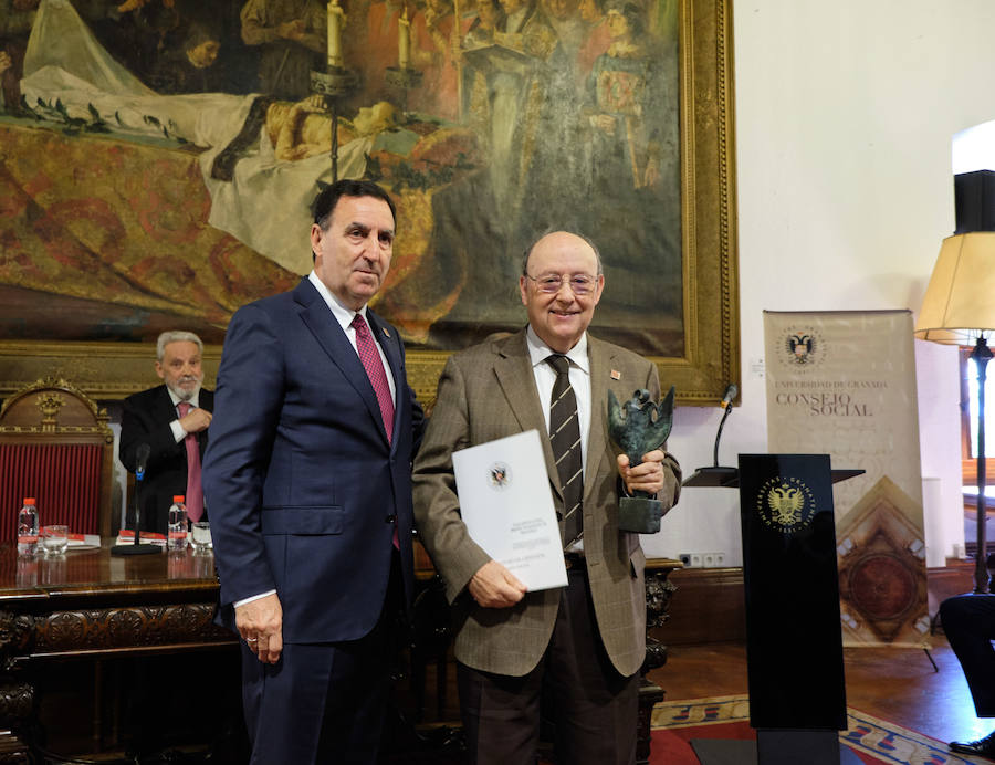 Entrega del premio por D. Javier de Teresa, miembro del Consejo Social