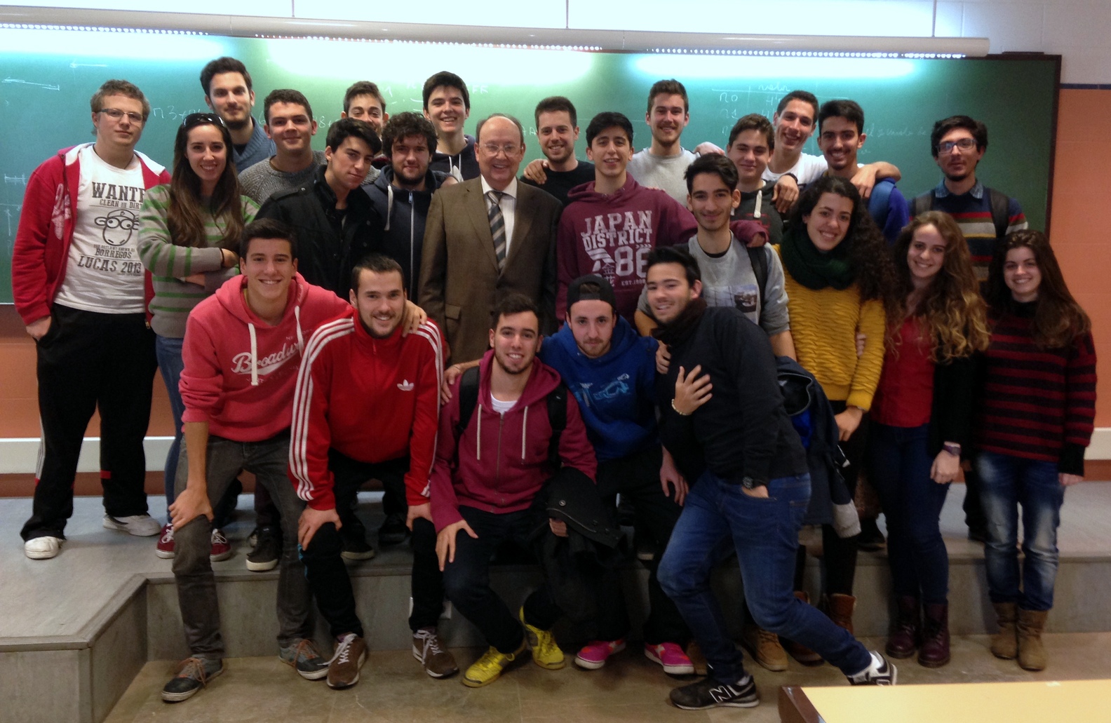 Alberto Prieto con 24 de sus 72 alumnos de Fundamentos de Informática , en una clase de dudas. La última del curso 2014-15. (28 de enero de 2015.